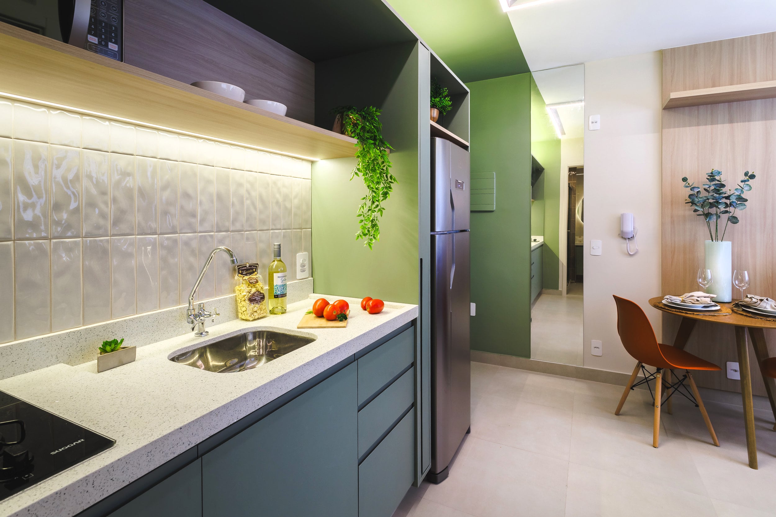 Detalhe da bancada da cozinha com cuba, torneira e prateleira iluminada