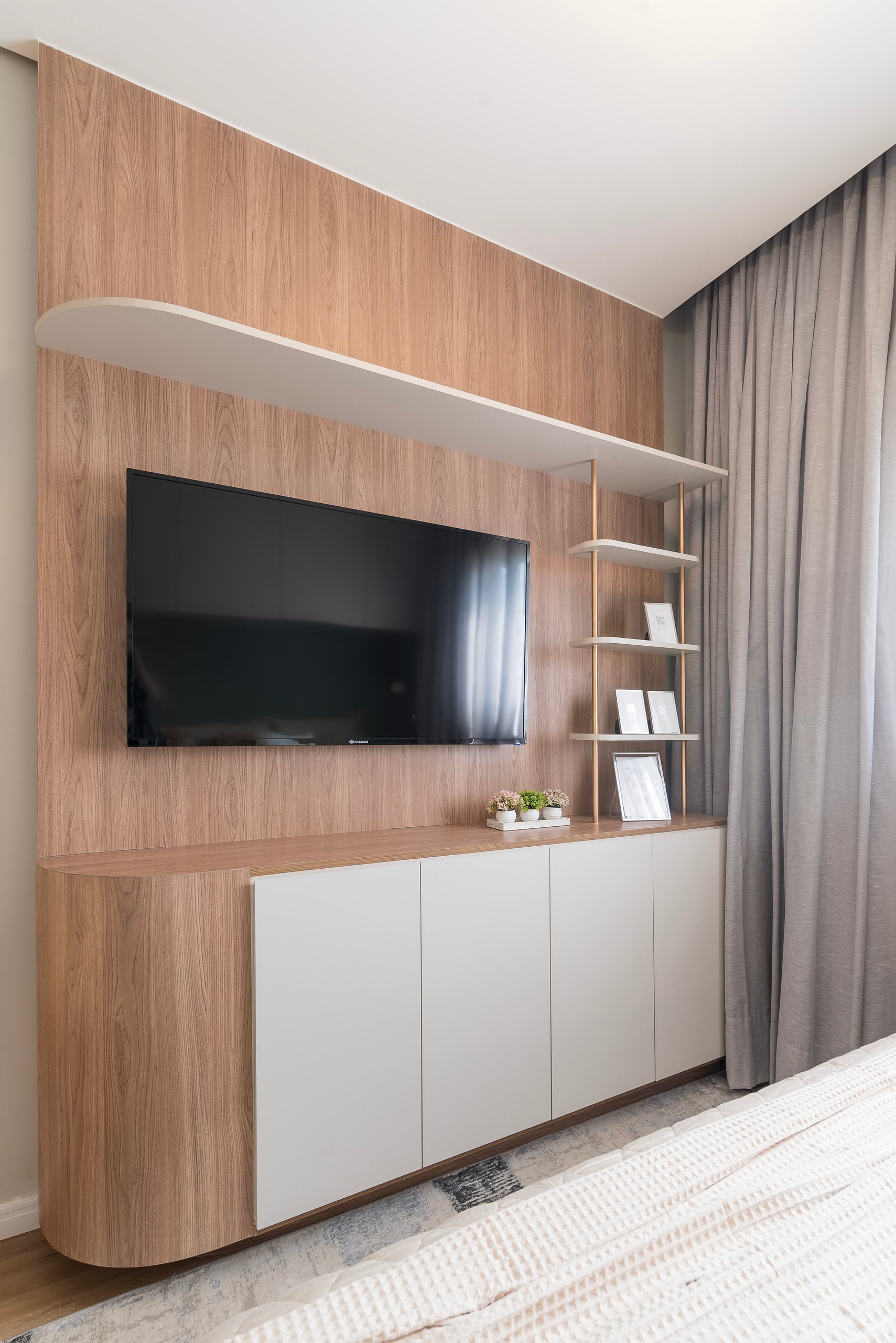Painel de TV do dormitório com nichos e marcenaria em dois tons