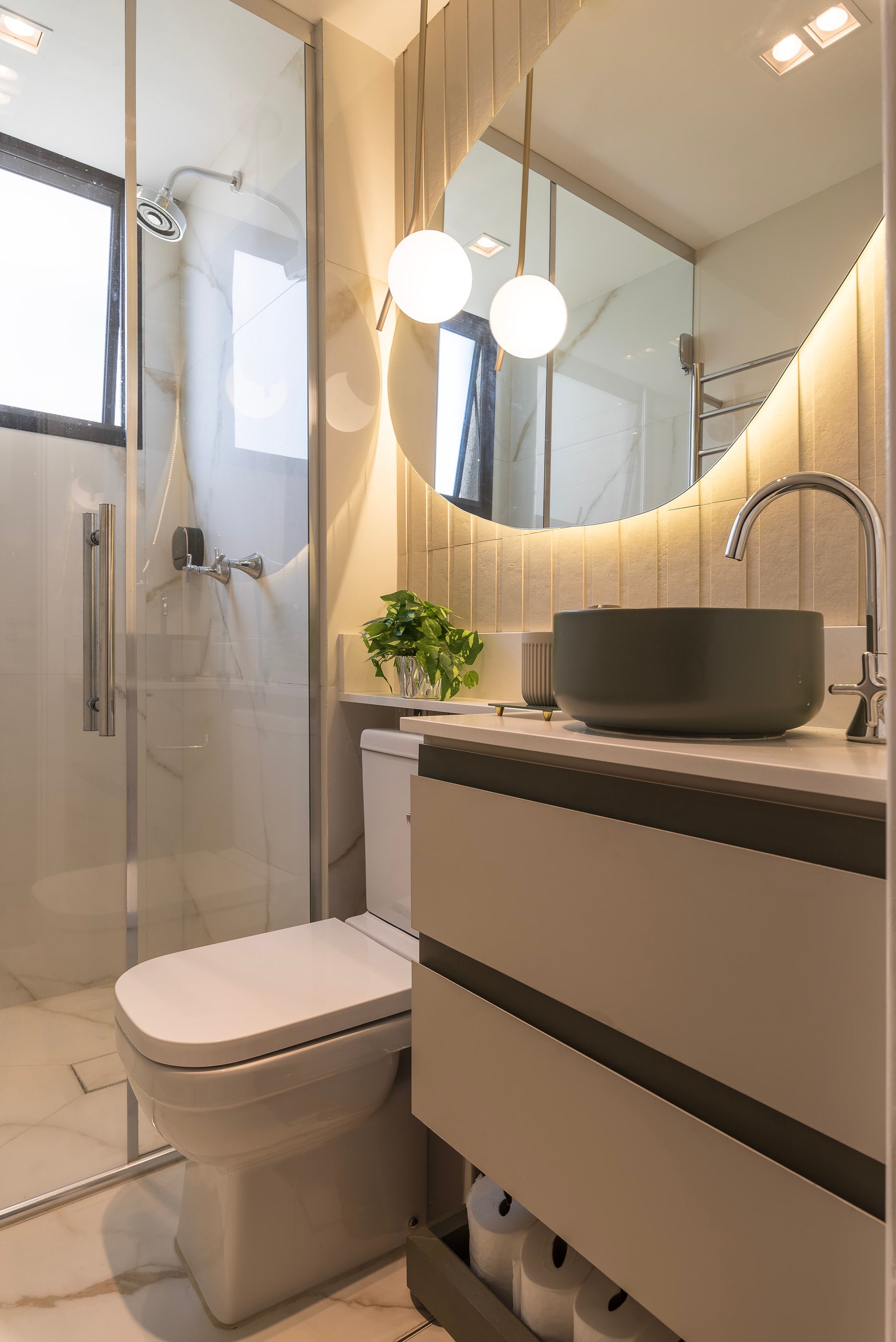 Lavabo com espelho orgânico iluminado, cuba cinza e bancada suspensa