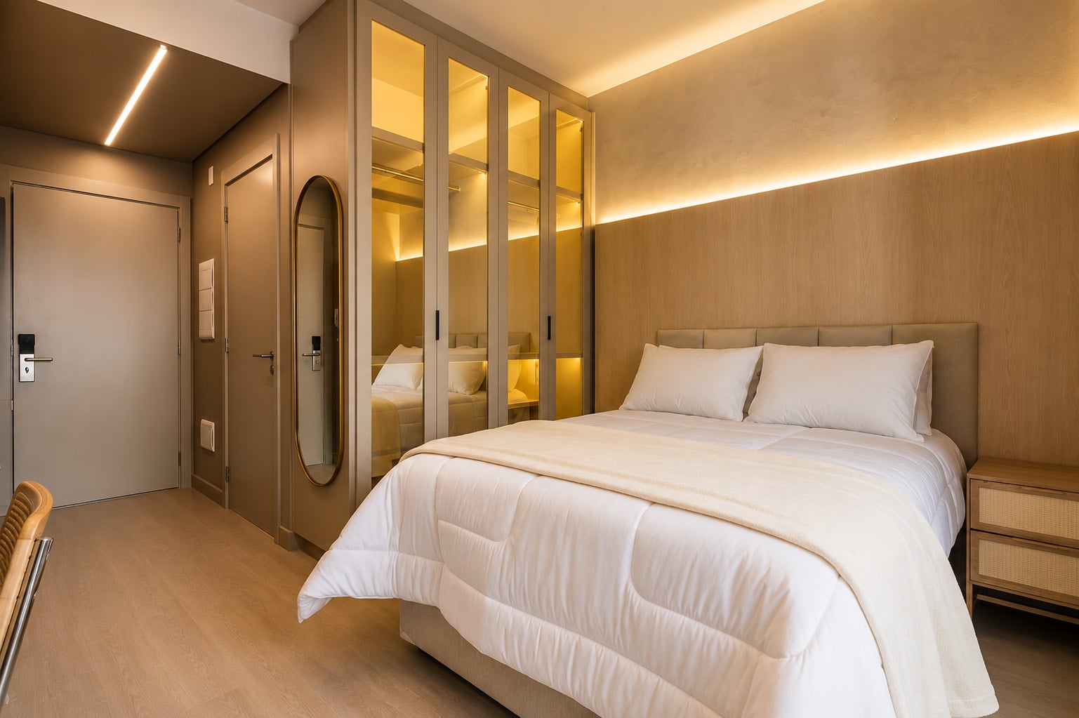 Cama de casal com marcenaria espelhada e espelho oval na lateral